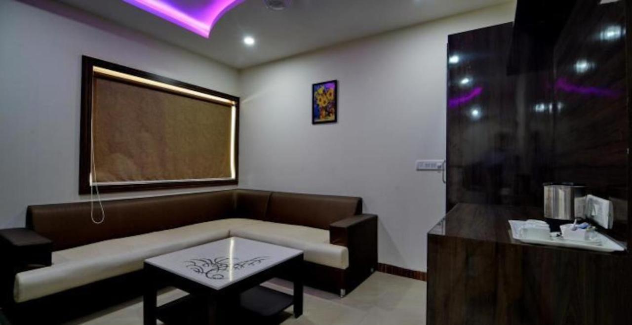 אגרה Hotel Karan Vilas מראה חיצוני תמונה