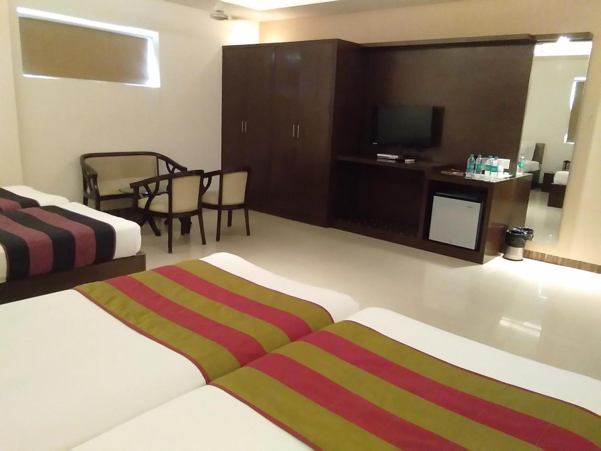 אגרה Hotel Karan Vilas מראה חיצוני תמונה
