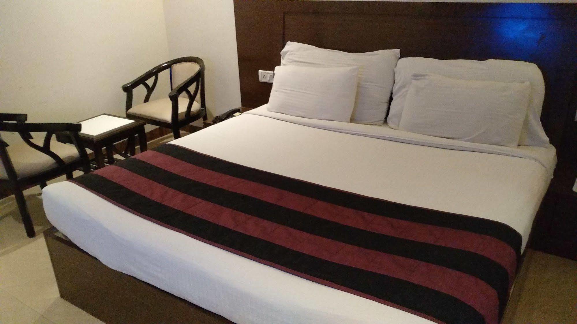 אגרה Hotel Karan Vilas מראה חיצוני תמונה